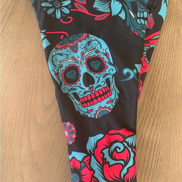 Gear Bunch Blue Sugar Skull Leggings | XL | Vibrant & Stretchy - Picture 4 of 6